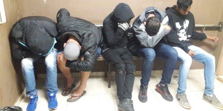 Festa com som alto e armas acaba em cinco pessoas presas