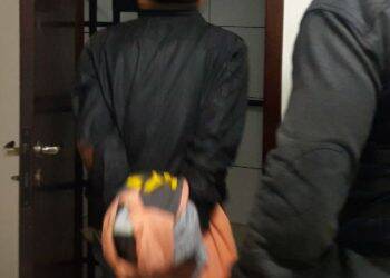 Ladrão consegue tirar algema e fugir por janela de delegacia