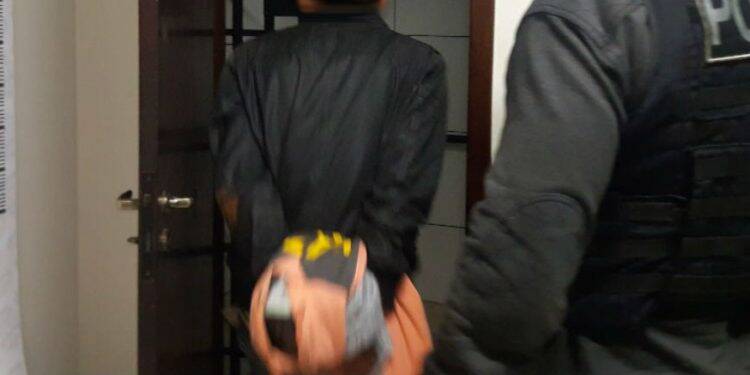 Ladrão consegue tirar algema e fugir por janela de delegacia