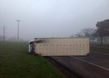Camihão frigorífico tomba e interdita trecho da BR 277 em Santa Terezinha de Itaipu