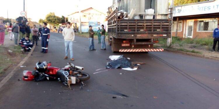 Carpinteiro morre em acidente entre moto e caminhão