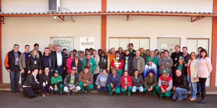 Prefeitura de STI e Associação de Catadores assinam convênio