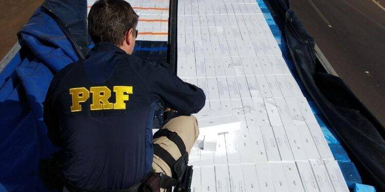 PRF apreende R$ 1,2 milhão em produtos eletrônicos no teto de caminhão