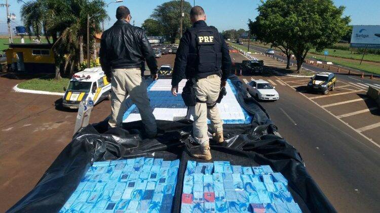 PRF apreende R$ 1,2 milhão em produtos eletrônicos no teto de caminhão