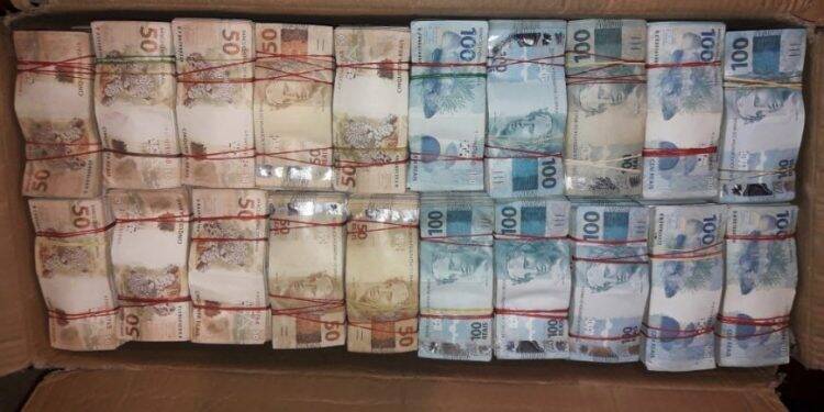 Polícia paraguaia apreende R$ 2.5 milhões com funcionários de casa de câmbio