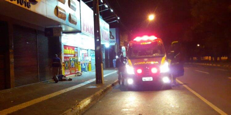 Moradores de rua brigam por espaço em prédio abandonado na JK