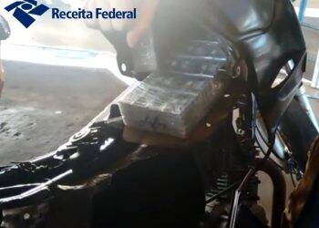 Moto é flagrada com baterias escondidas em fundo falso na Ponte da Amizade