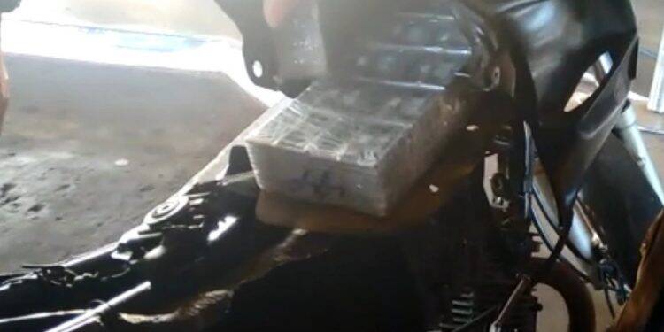 Moto é flagrada com baterias escondidas em fundo falso na Ponte da Amizade