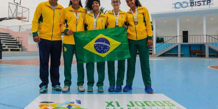 Iguaçuenses voltam com medalha de prata do mundial