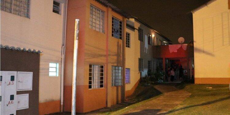 Jovem é baleado em apartamento no Condomínio Duque de Caxias