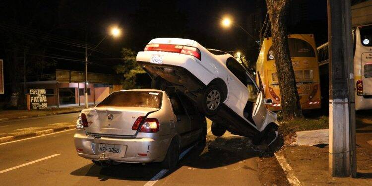 Carro para em cima de outro após colisão com ônibus