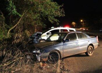 Acidente entre táxi e carro paraguaio na Avenida Beira Rio
