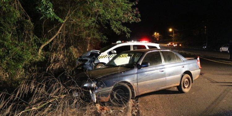 Acidente entre táxi e carro paraguaio na Avenida Beira Rio