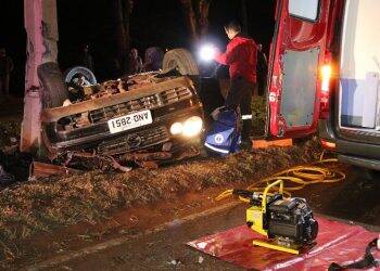 Jovem fica preso às ferragens em acidente na Tancredo Neves