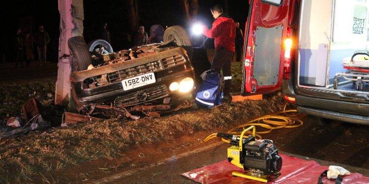 Jovem fica preso às ferragens em acidente na Tancredo Neves