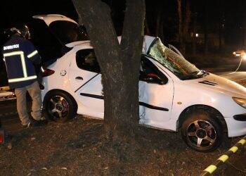 Motorista é socorrida após bater em árvore na Av. Tancredo Neves
