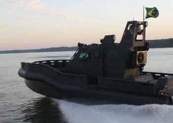 Marinha em Foz do Iguaçu recebe lancha blindada e de alta velocidade para o combate aos crimes de fronteira