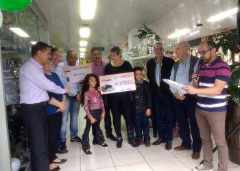 Caminhão do Sindilojas entrega prêmios a vencedora da campanha Dia das Mães