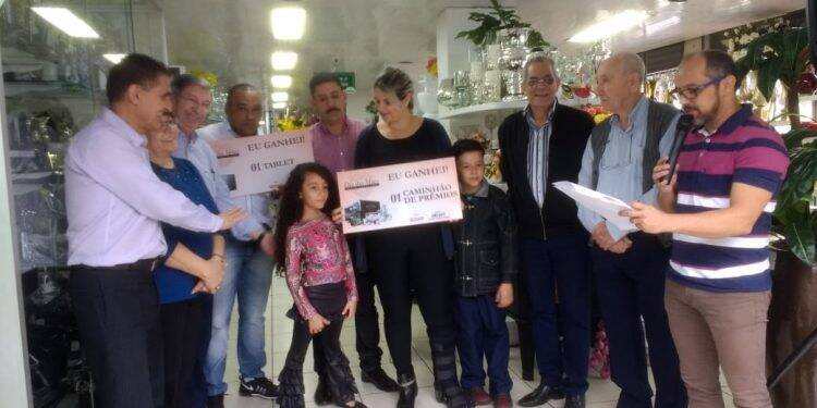 Caminhão do Sindilojas entrega prêmios a vencedora da campanha Dia das Mães