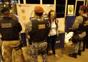 Carioca é presa na Ponte da Amizade com carregadores de fuzil