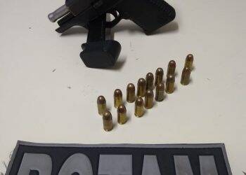 Pistola é encontrada com homem em disk bebidas