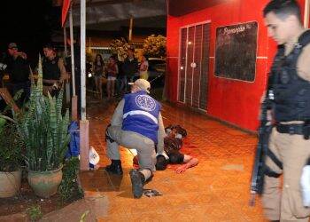 Assaltante é baleado por cliente em mercearia