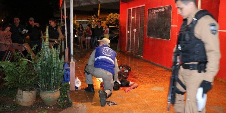 Assaltante é baleado por cliente em mercearia