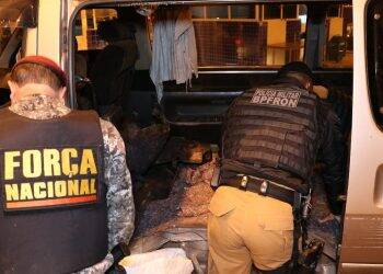 Van é apreendida com 273 tabletes de maconha na Ponte da Amizade