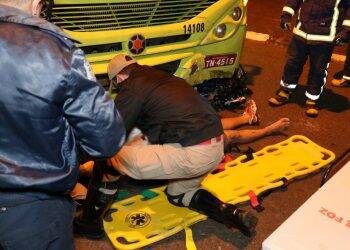 Motociclista e caroneiro ficam feridos após bater em ônibus