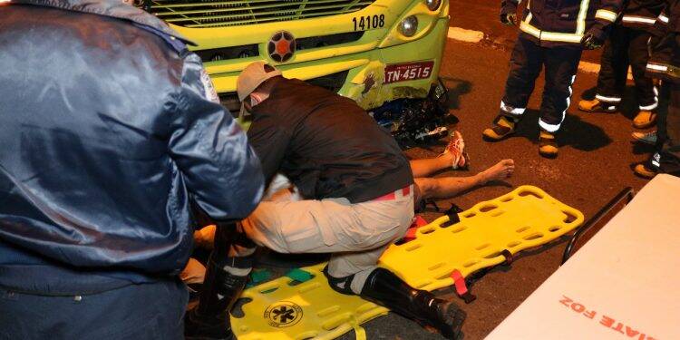 Motociclista e caroneiro ficam feridos após bater em ônibus