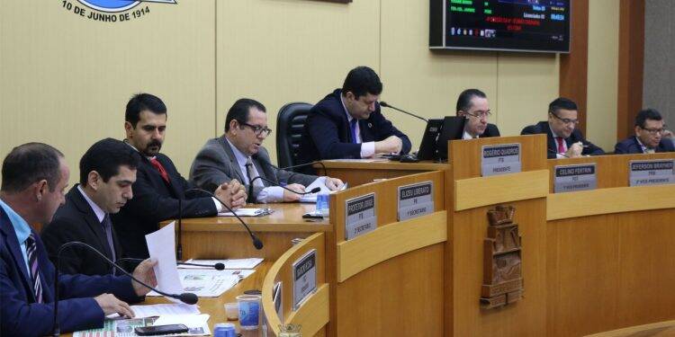 Câmara aprova em 1° discussão projeto que permite corte de árvores por moradores