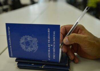 Carteiras de trabalho poderão ser emitidas em agências dos Correios