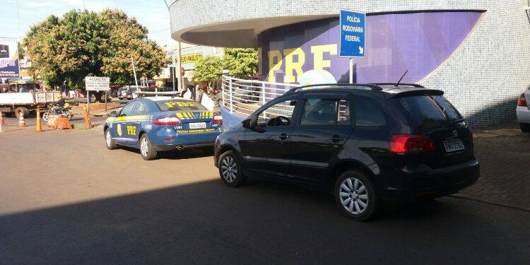 PRF recupera na Ponte da Amizade, carro roubado com auxílio do SINAL