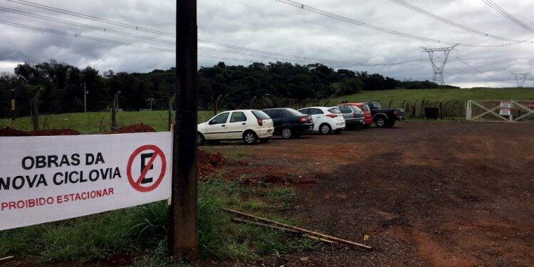 Trecho da Tancredo Neves permanece proibido para estacionamento