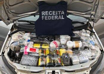 Ação apreende veículo carregado com medicamentos ocultos no compartimento do motor