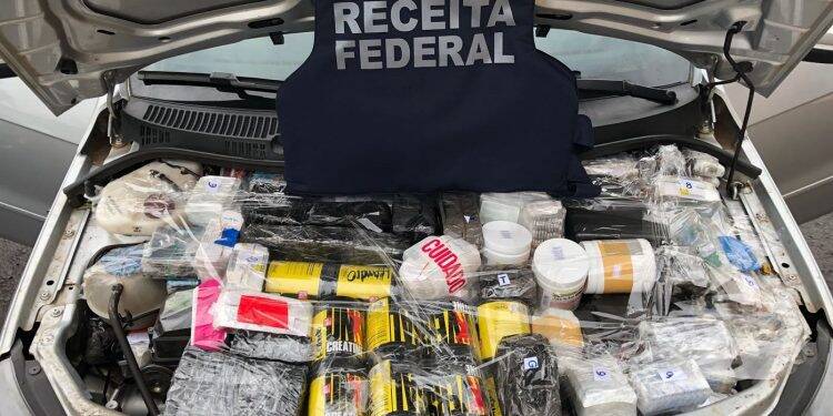 Ação apreende veículo carregado com medicamentos ocultos no compartimento do motor