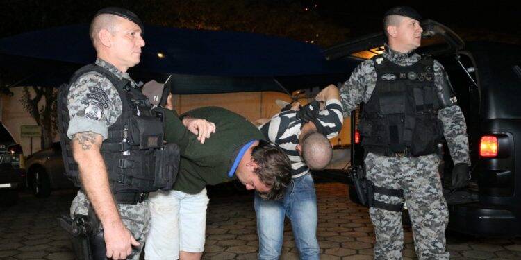 Presos suspeitos de assaltar comércios na Vila A