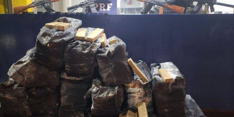 PRF apreende quatro fuzis, 2,3 mil munições e maconha em contêiner em Santa Terezinha