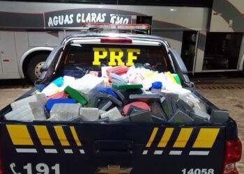 PRF e Receita Federal descobrem mais de meia tonelada de cocaína em fundo falso de ônibus