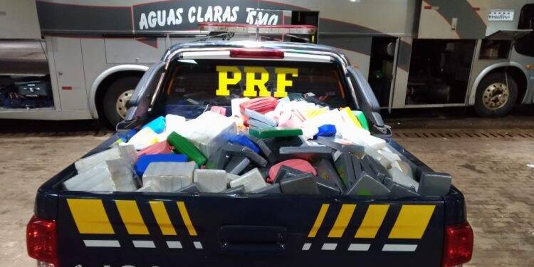 PRF e Receita Federal descobrem mais de meia tonelada de cocaína em fundo falso de ônibus