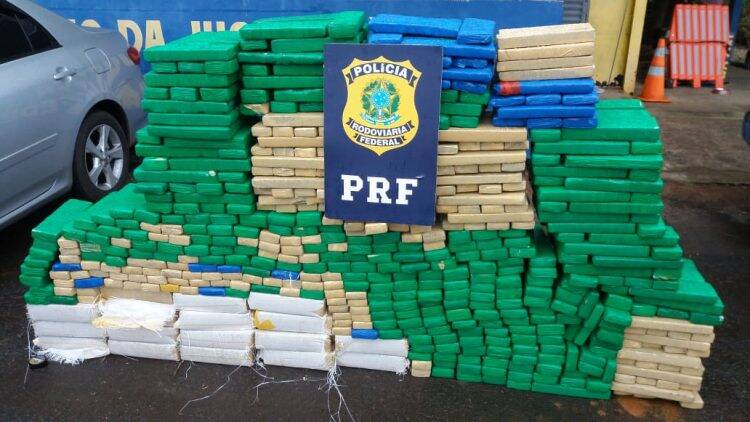 PRF apreende 784 quilos de maconha em carro roubado