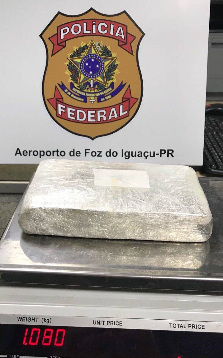 Mulher é presa no Aeroporto de Foz com drogas presas ao corpo