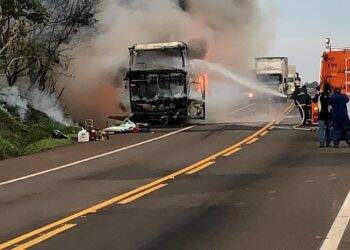 Ônibus com compristas de Foz do Iguaçu pega fogo próximo a Cascavel