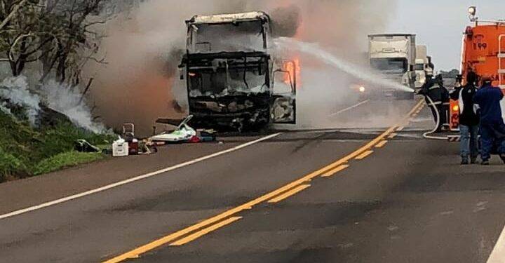 Ônibus com compristas de Foz do Iguaçu pega fogo próximo a Cascavel