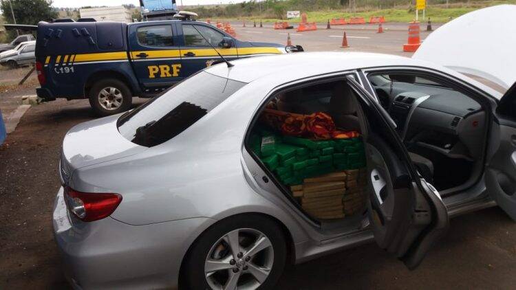 PRF apreende 784 quilos de maconha em carro roubado