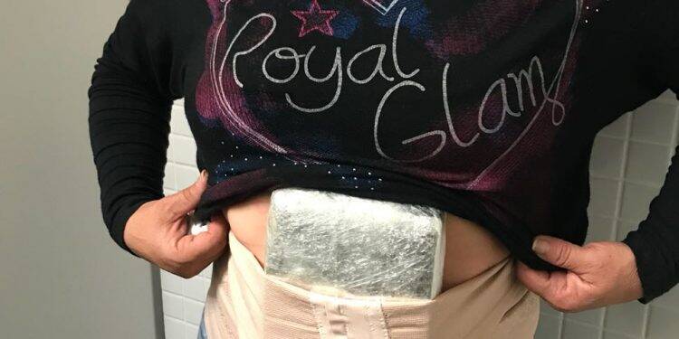 Mulher é presa no Aeroporto de Foz com drogas presas ao corpo
