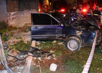 Jovem fica ferido após bater carro em muro