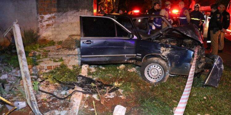 Jovem fica ferido após bater carro em muro
