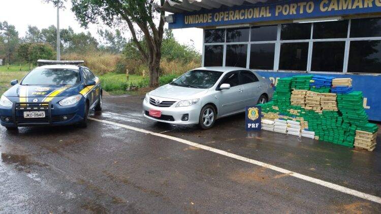 PRF apreende 784 quilos de maconha em carro roubado