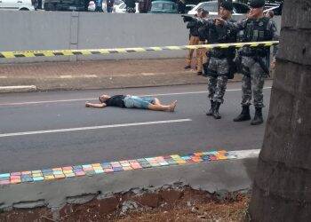 Corpos de suspeitos mortos em confronto ficaram em via pública por cerca de 3 horas no centro de Foz